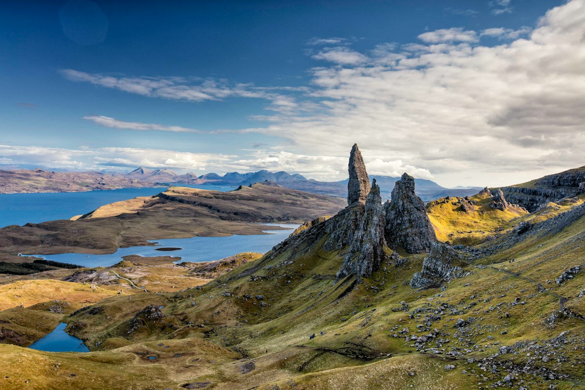 Masyw The Storr na wyspie Skye odbity w jeziorze