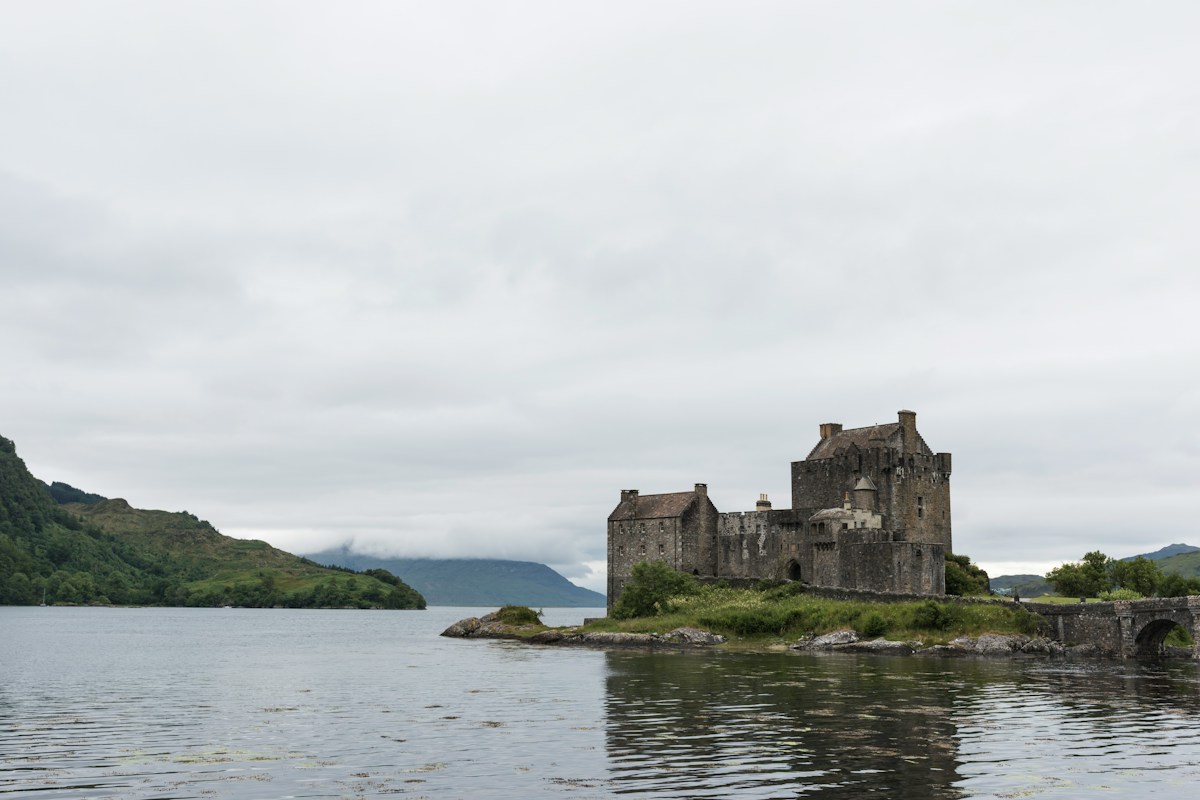 Kamienny zamek Eilean Donan otoczony wodą