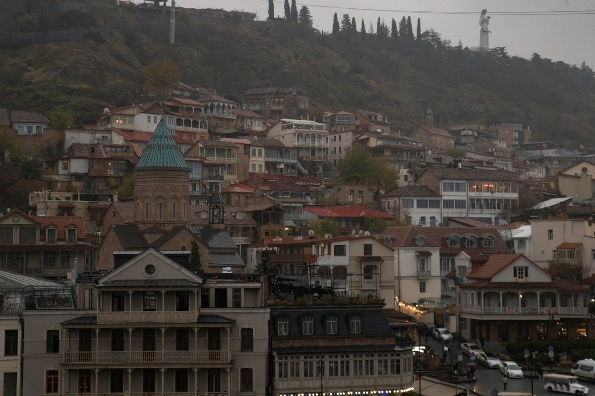 Widok na Tbilisi ze wzgórzem w tle