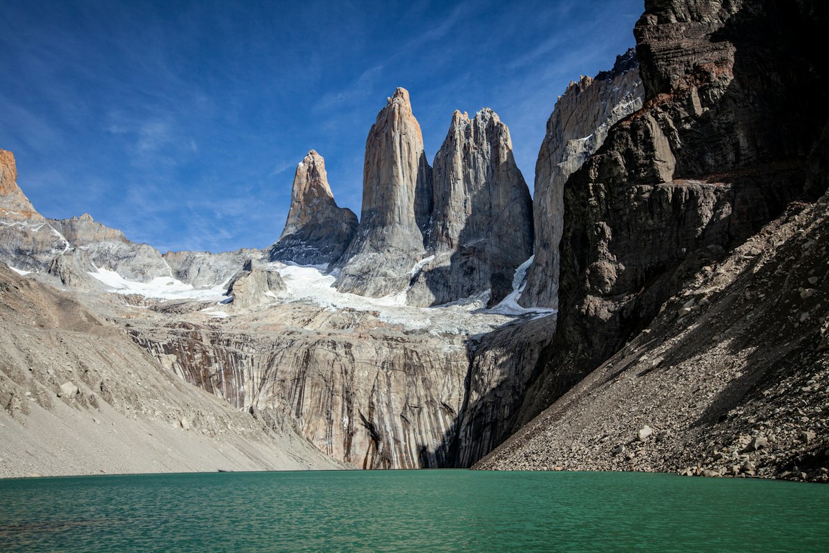Jezioro i skaliste szczyty parku narodowego Torres del Paine